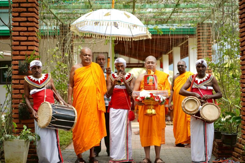 ปทุมธานี – ศรัทธาข้ามแดน คณะศิษย์หลวงพ่อธัมมชโยทอดกฐินสมทบ 8 วัดในศรีลังกา เชื่อมพุทธสัมพันธ์โลก