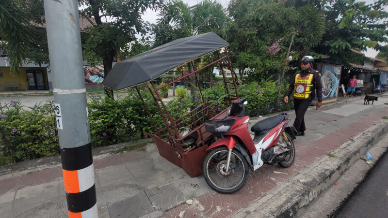 ลุงวัย 62 ขี่ซาเล้งพ่วงข้างล้อตกร่องระหว่างฟุตบาทล้มเจ็บ