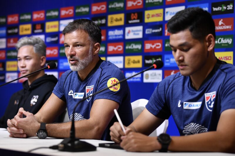 “แอนโธนี ฮัดสัน” และ “สุภโชค สารชาติ” ร่วมแถลงข่าวก่อนการแข่งขันฟุตบอลอุ่นเครื่องนัดพิเศษกับ สิงคโปร์