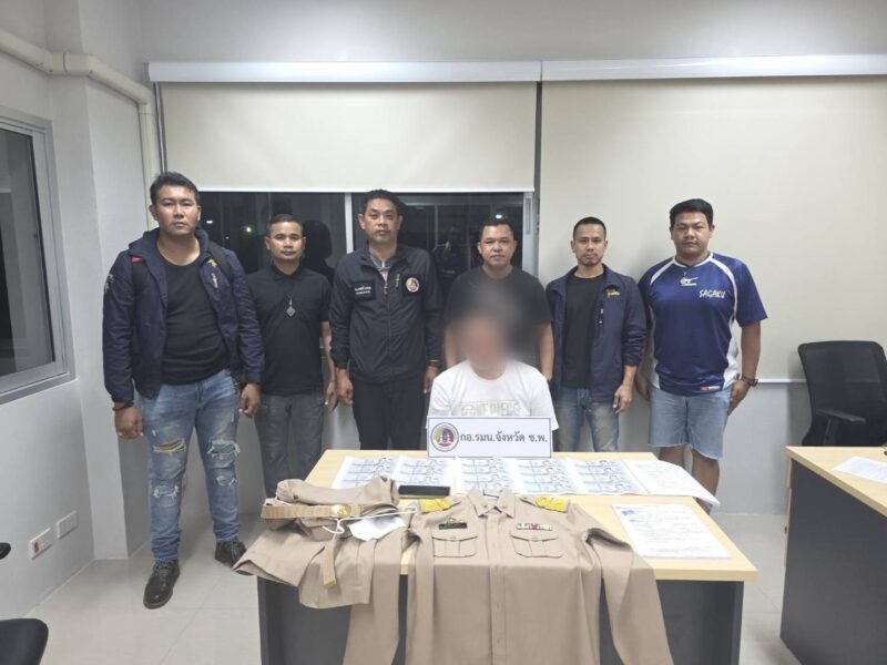 ชุมพร-เมื่อวันที่ 15 พ.ย.68 ผู้สื่อข่าวรายงานว่า พ.ต.ท.วิวัฒน์ ฉิมมณี สว.กก.สืบสวน.ภ.จ.ชุมพร พร้อมด้วยพ.ต.กอบศักดิ์ นาคหาญ กอ.รมน.จ.ชุมพร นำกำลังร่วมกันจับกุมตัวนายจิระศักดิ์ หรือหนุ่ม จันทร์จ้อย อายุ 42 ปี อยู่บ้านเลขที่ 8/1 ซอย 9 ถ.พูลศิริ ต.นาสาร อ.บ้านนาสาร จ.สุราษฎร์ธานี พร้อมของกลาง ธนบัตรฉบับละ 1,000 บาท ที่ใช้ในการล่อซื้อ จำนวน 15 ฉบับ มูลค่า 15,000 บาท เครื่องแบบสีกากีป้ายชื่อ จิระศักดิ์ ชมจินดา ระบุตำแหน่งหัวหน้าภาคเฉพาะกิจในส่วนพระราชวังประดับเครื่องหมายอื่นๆ