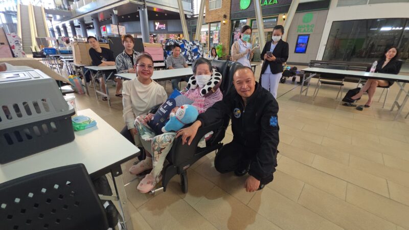 เปิดงาน “ Pet Family” ครั้งที่ 1 เอาใจคนรักสัตว์ ส่งท้ายปี ยิ่งใหญ่อลังการ พล.ต.ท.ไตรรงค์ ผิวพรรณ ผู้ช่วย ผบ.ตร.พาคุณแม่นั่งรถเข็นชมงาน