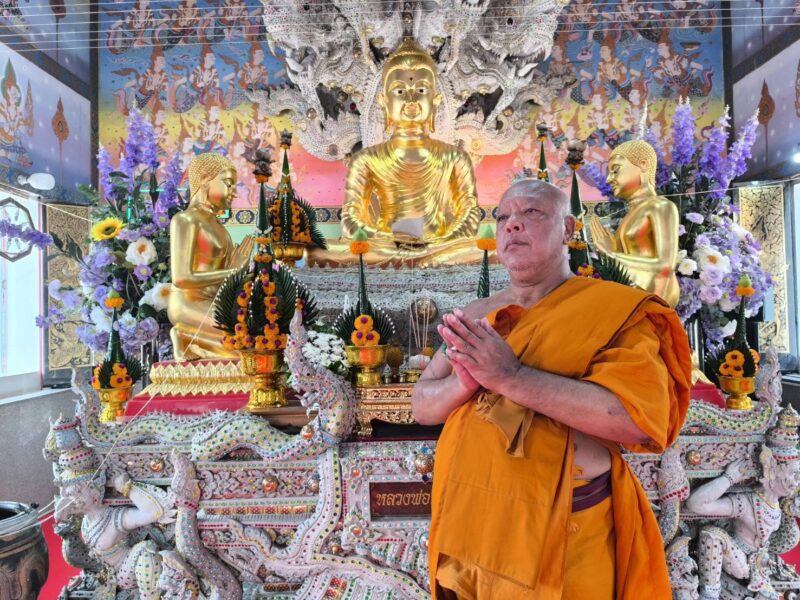 นครนายก – วัดธรรมปัญญาเทปูนแบบพระพุทธรูปหน้าตัก 5 เมตรสูง 17.19 เมตร พร้อมจุดประทัดเสี่ยงทายเลขเด็ด