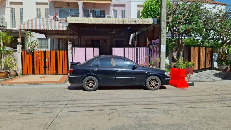 เพื่อนบ้านไม่จบ! สาววัย 36 อุ้มลูก 3 ขวบ แจ้งความน้ำตานองกลางดึก ถูกยกแท่นแบริเออร์ขวางบ้าน ซ้ำฝ่าฝืนคำสั่งศาล