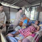 ชาวบ้านปลื้มนายอำเภอหญิงคนใหม่ลงพื้นที่เยี่ยมเยือนชาวบ้านและผู้ป่วยติดเตียงกับพระครูป้อมเจ้าอาวาสวัดวรพรตฯ พร้อมมอบถุงยังชีพเครื่องอุปโภคบริโภค ข้าวสารน้ำดื่ม ของใช้จำเป็น