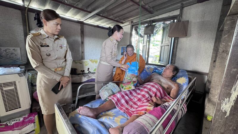 ชาวบ้านปลื้มนายอำเภอหญิงคนใหม่ลงพื้นที่เยี่ยมเยือนชาวบ้านและผู้ป่วยติดเตียงกับพระครูป้อมเจ้าอาวาสวัดวรพรตฯ พร้อมมอบถุงยังชีพเครื่องอุปโภคบริโภค ข้าวสารน้ำดื่ม ของใช้จำเป็น