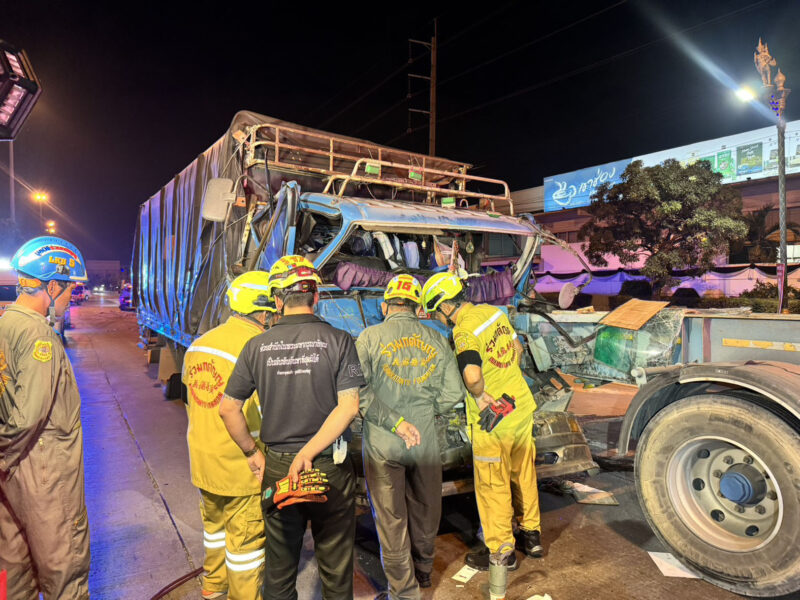 สลดใจ!! ลุงวัย 65 ปีอาชีพหลังพวงมาลัยสู้ชีวิตจนหลับในเสยท้ายรถพ่วงดับคาหลังพวงมาลัย