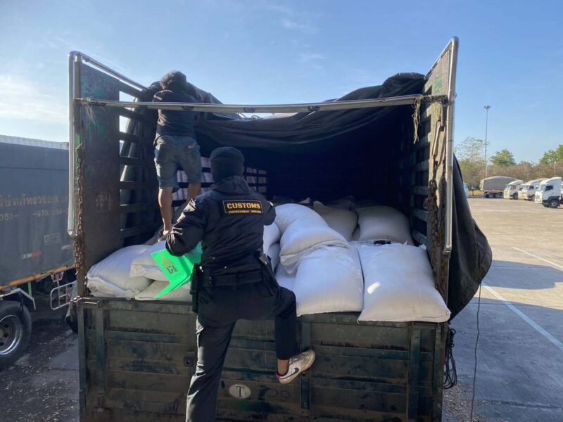 มุกดาหาร ปราบปรามศุลกากรที่ 2 ร่วมกับศุลกากรมุกยึดข้าวเหนียวดำมูลค่ากว่า 1 ล้าน