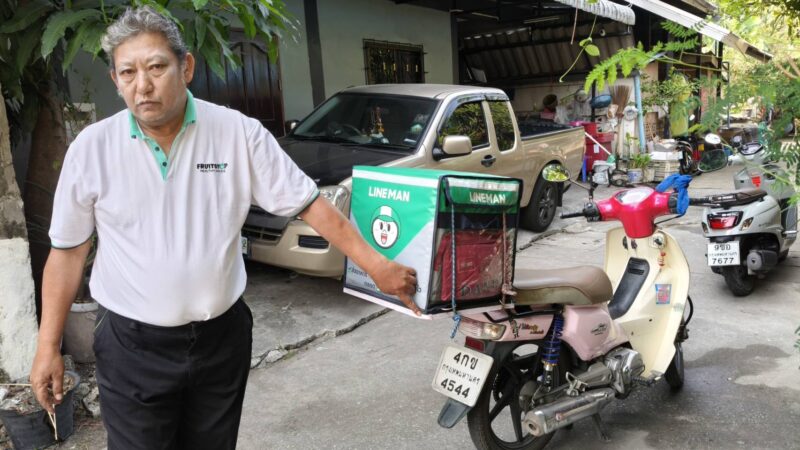 ปทุมธานี – เปิดคลิปนาทีหนุ่มขับ PCXชนลุงไรเดอร์ขับจยย.หลบหนี