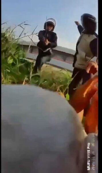 พ่อร้องสื่อหวั่นลูกชายไม่ปลอดภัย หลังถูกกลุ่มนักเรียนต่างสถาบันไล่ฟันกลางถนน โชคดีที่ได้ทหารเรือมาช่วยชีวิตได้ทัน