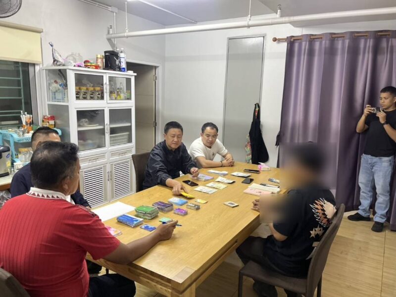 สืบหัวหมากบุกทลายแก๊งบัญชีม้าข้ามชาติ รวบเขมรตัวการคาหอ ยึดบัญชี 72 เล่ม ATM 55 ใบ ป้อนเว็บพนันนรก”