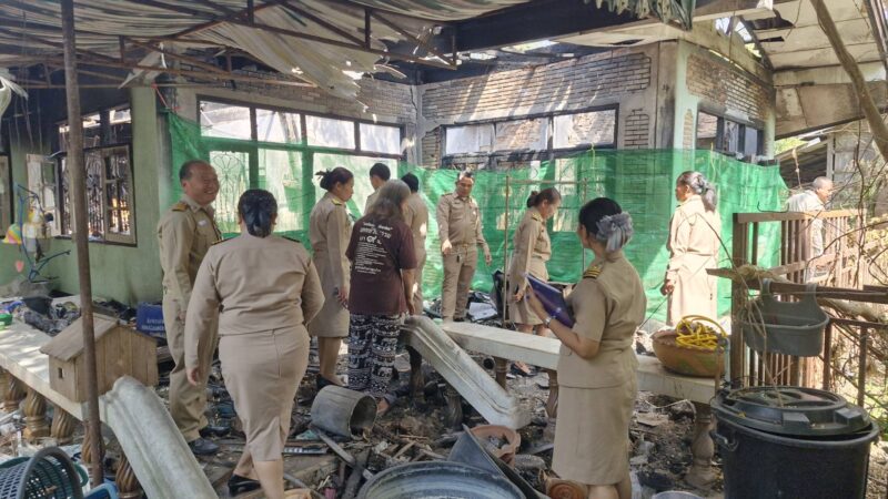 ข่าว ชมรมกำนันผู้ใหญ่บ้านอำเภอห้วยแถลงไม่ทิ้งใครไว้ข้างหลังนำเงินมอบช่วยเหลืออดีตพยาบาลสาวหลังบ้านถูกไฟไหม้เสียหาย