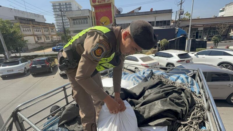 มุกดาหาร ตำรวจทางหลวงสนธิกำลังตรวจยึดข้าวเหนียวดำรวม 90 กระสอบลักลอบนำเข้า มุกดาหาร – ตำรวจทางหลวง สนธิกำลังหน่วยงานความมั่นคงในพื้นที่ ตรวจยึดข้าวเหนียวดำรวม 90 กระสอบ น้ำหนักรวม 4,500 กิโลกรัม พร้อมผู้ต้องหา 1 คน ลักลอบนำเข้ามาโดยไม่ผ่านพิธีการทางศุลกากร