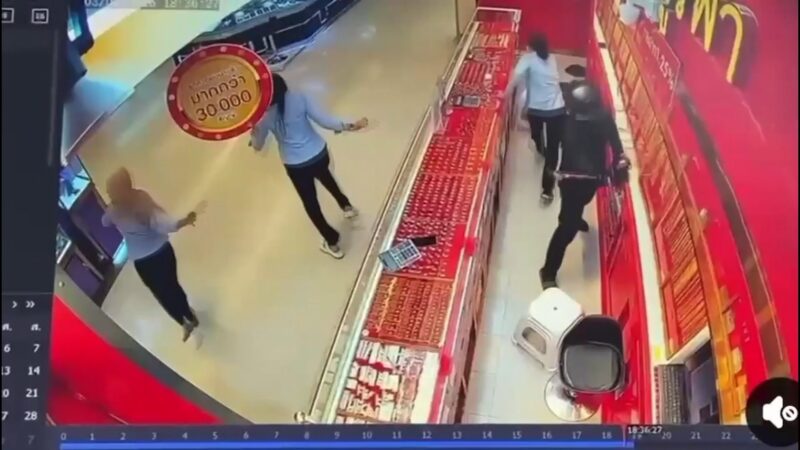 เกิดเหตุคนร้ายใช้อาวุธปืนชิงทรัพย์ร้านทอง ภายในห้างสรรพสินค้าโลตัส สาขาหาดใหญ่ กวาดทองคำกว่า 60 บาท หลบหนี