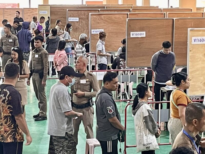 จ.จันทบุรี เลือกตั้งล่วงหน้าคึกคัก ผู้มีสิทธิ์ที่ขอใช้สิทธิ์ทยอยมารอลงคะแนนตั้งแต่ยังไม่เปิดหีบ ผู้ว่าราชการจังหวัดขอใช้สิทธินอกเขตจังหวัดและตรวจเยี่ยมทดสอบความพร้อม ความสะดวก ที่เป็นไปด้วยความเรียบร้อย