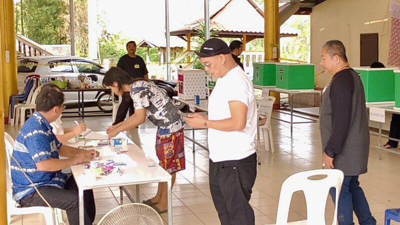 นครนายก – โหน่ง ชะชะช่า ตลกชื่อดังออกมาใช้สิทธิเลือกตั้ง