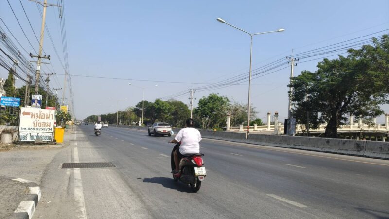 ปทุมธานี – นาทีระทึกหนูน้อย 3 ขวบวิ่งข้ามถนนหวิดถูกรถบรรทุกพ่วงชนโชคดีพลเมืองดีขี่จยย.คว้าตัวทัน
