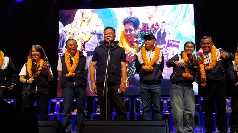 ปทุมธานี – อนุทินบุกสามโคกยกทัพภูมิใจไทยเปิดเวทีใหญ่ปราศรัยชาวบ้านกว่า 5,000 แห่ฟัง