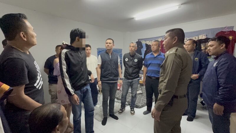 ผู้กำกับเมืองฯ นำทีมบุกจับเยาวชนวัย 17 มือแทง ตำรวจ ตม. เสียชีวิต อ้างโมโหถูกขับรถชนก่อน