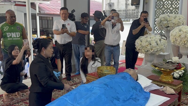 บรรยากาศรดน้ำศพ ตำรวจ ตม. ที่ถูกวัยรุ่นใช้อาวุธมีดแทงเสียชีวิต