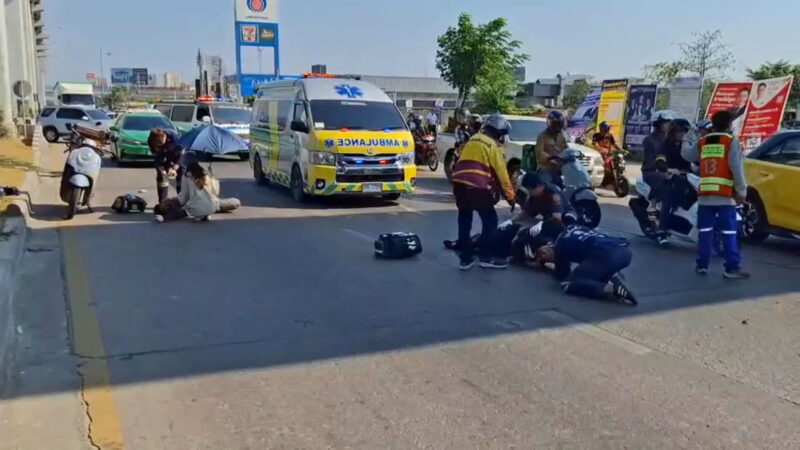 สองหนุ่มขี่และซ้อนมอไซค์ออกจากปั้มเบี่ยงตัดเข้าจุดกลับรถ ถูกรถกระบะออกจากไฟแดงพุ่งชน เจ็บสาหัส