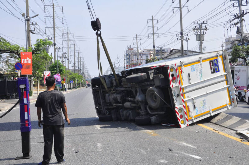 รถบรรทุกตู้ทึบพุ่งเฉี่ยวชน 22 ล้อ พลิกคว่ำกลางถนนปู่เจ้าสมิงพราย