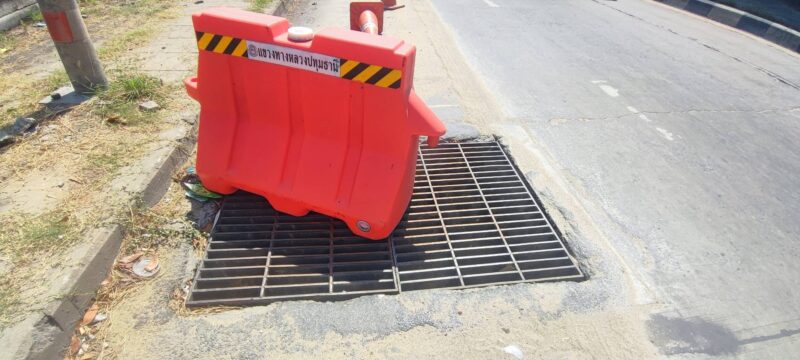 ปทุมธานี – ฝาท่อทรุดตัวแขวงการทางนำแบริเออร์กั้นทิ้งไว้นานหลายเดือนไม่มาซ่อมทำรถติดหนึบ