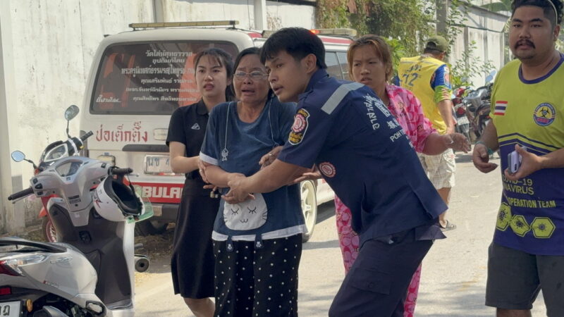 อ่างทอง – ป่วยจิตลูกชายวัย26ปีเผาบ้านวอดแม่วิ่งหนีออกมาด้วยความตกใจกลัวหลังเพลิงไหม้ลุกลาม