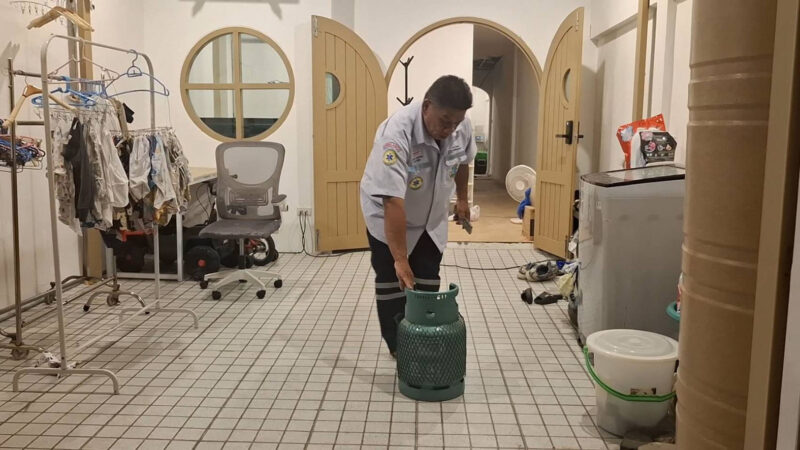 หนุ่มผัดข้าวในครัว แก๊สหุงต้มระเบิดตูมสนั่นบ้าน ไฟลวกเจ็บ–ฝ้าห้องเด็กถล่มรอดหวุดหวิด