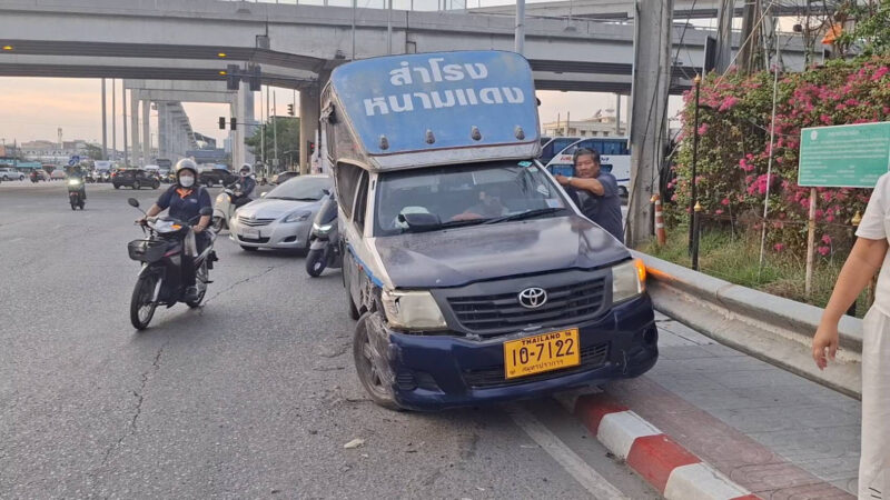 ระทึกกลางแยก รถสองแถวเบรกแตกพุ่งชนรถสองแถวมาทางตรง บาดเจ็บระนาว 6 ราย