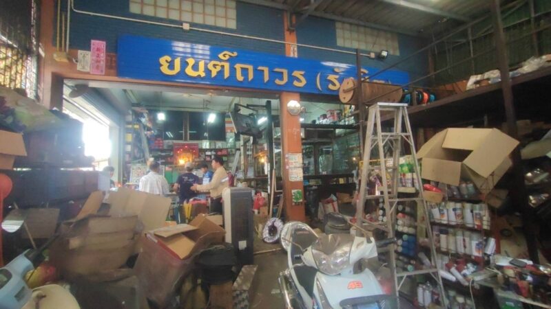 ปทุมธานี – กล้องวงจรปิดจับภาพ 6 ล้อเบรกแตกพุ่งทะลุร้านขายน็อตพนักงานกระโดดหนีตายหวุดหวิด