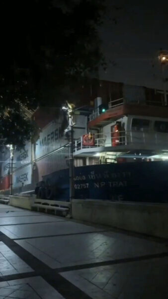 ระทึกกลางดึก! เรือบรรทุกตู้คอนเทนเนอร์หลุดร่องน้ำ พุ่งชนเขื่อนริมน้ำเจ้าพระยา เสียหายย่านพระประแดง ระทึกค่ำริมเจ้าพระยา!