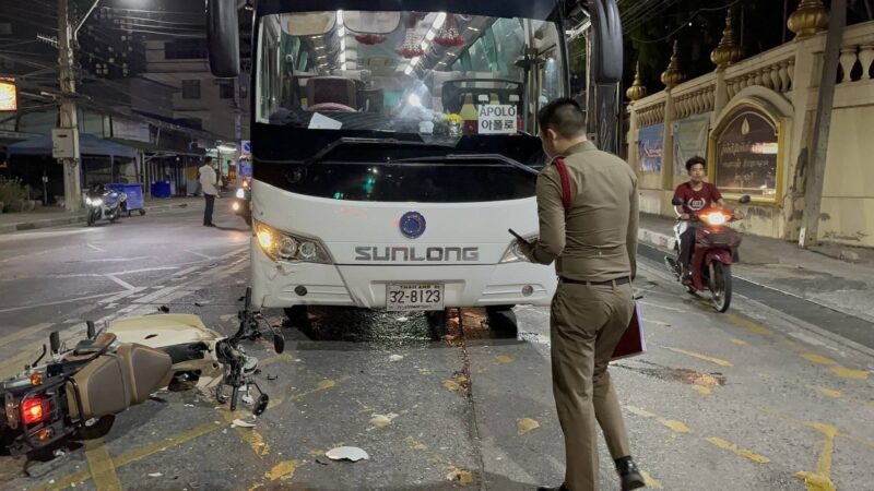 สุดซวย หนุ่มขี่ จยย.หักหลบสาวสติไม่ดีจนเสียหลักชนรถบัสดับ