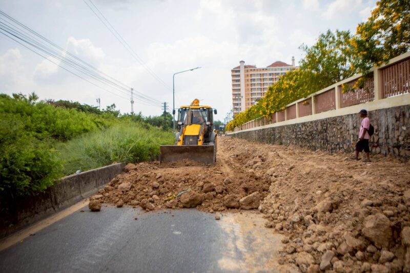 เมืองพัทยา ปิดถนนเลียบทางรถไฟฝั่งตะวันตก ปรับปรุงบ่อพัก ยกระดับผิวจราจร แก้ไขปัญหาน้ำท่วมแนะเลี่ยงเส้นทาง