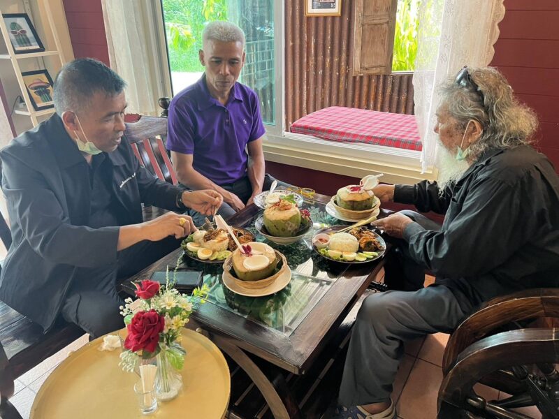 ร้านดังบางสะพานผุดไอเดียช่วยชาวสวน แจก “มะพร้าวน้ำหอมฟรี” ลูกค้าทานอาหารในร้าน หลังราคาหน้าสวนเหลือเพียงลูกละ 2 บาท