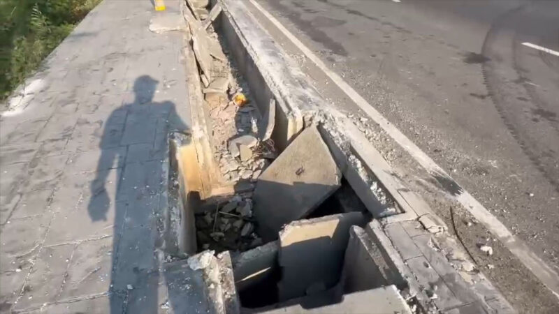 นิติกรเทศบาลบางเสาธงเตรียมแจ้งความเอาผิดคนขับรถบรรทุกมักง่ายกลับรถกลางถนนเหยียบฝาท่อระบายน้ำพังยับยาวเกือบ 10 เมตร ไร้การแสดงตัวรับผิดชอบ