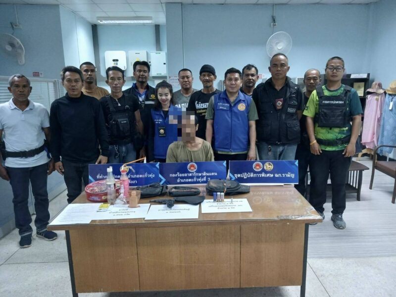 พังงา-ฝ่ายปกครองอำเภอตะกั่วทุ่งพร้อมสืบสวนสภ.ตะกั่วทุ่ง รวบหนุ่มวัย 44 พร้อมยาไอซ์-ปืนไทยประดิษฐ์ กลางขนำพื้นที่ตำบลถ้ำ