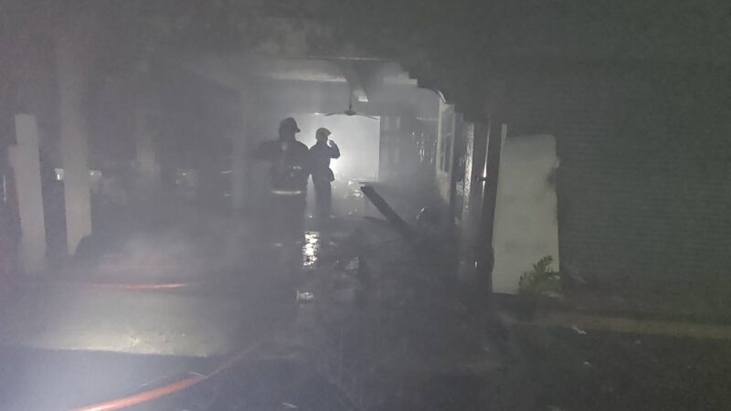 ปทุมธานี – ระทึกกลางดึกเพลิงไหม้บ้านสองชั้นวอด 2 หลังซ้อน