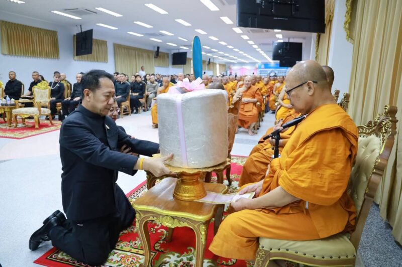 ผู้ว่าฯ ชลบุรีนำพสกนิกรทุกหมู่เหล่าร่วมพิธีสวดพระพุทธมนต์และเจริญจิตตภาวนาอุทิศถวายแด่ “สมเด็จพระบรมราชชนนีพันปีหลวง”ประจำเดือนเมษายน