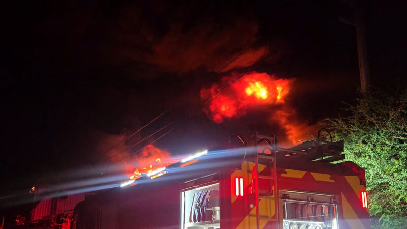 ไฟไหม้โรงงานผลิตโฟมย่านบางพลี ลุกลามแล้ว 2 โกดัง พนักงานหนีตายวุ่น