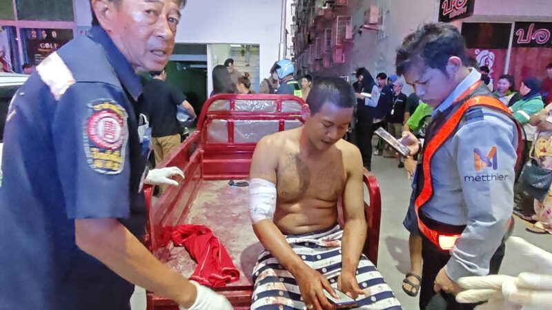 ปทุมธานี – หนุ่มรปภ.คลุ้มคลั่งใช้มีดและกรรไกรทำร้ายเพื่อนร่วมงานบาดเจ็บ 3 ราย