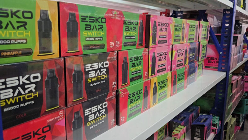 ตะลึง! สืบนครบาลนำกังบุกทลายโกดังบุหรี่ไฟฟ้าขนาดใหญ่ย่านสมุทรปราการ ยึดของกลาง หลายหมื่นชิ้นมูลค่าไม่ต่ำกว่า 200 ล้านบาท