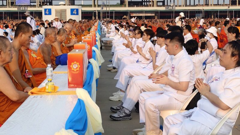 ปทุมธานี – วัดพระธรรมกายรวมพลังพุทธนั่งสมาธิภาวนาถวายสังฆทาน 40,000 วัดทั่วไทยในวันคุ้มครองโลก