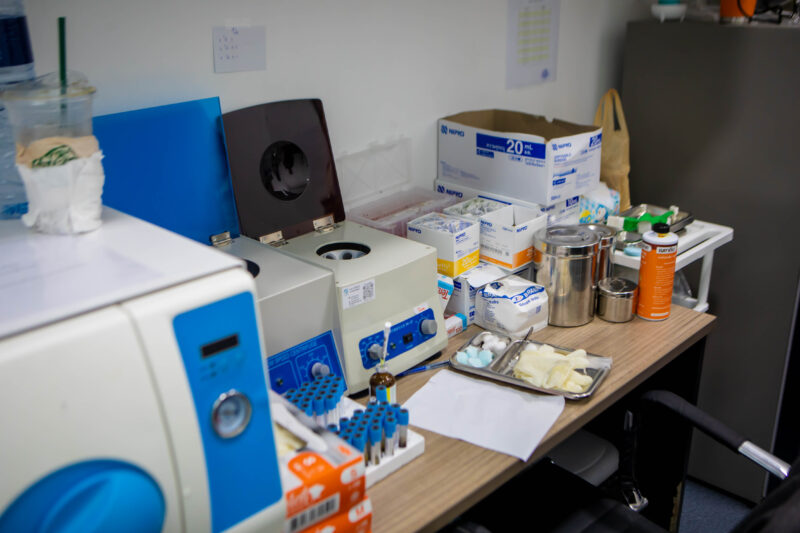 สืบภาค 2 ผนึก สสจ.ชลบุรี บุกรวบคลิกนิกข้อเสื่อมเถื่อนกลางพัทยา พบหมอ-พยาบาลจริงให้บริการแม้ไร้ใบอนุญาต