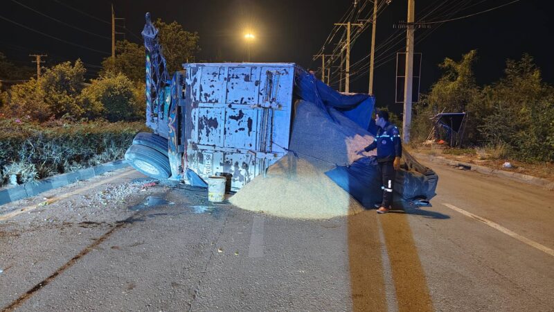 ปทุมธานี – ระทึกสิบล้อทำลูกพ่วงหลุดคว่ำ ข้าวเปลือก 25 ตันเทกระจายเกลื่อนถนน