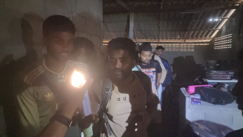 ตม.สงขลา สนธิกำลังตำรวจท่องเที่ยว รวบอดีตข้าราชการกรมการปกครอง-ฝ่ายมั่นคง เจ้าของรีสอร์ตริมทะเล ซุกชาวบังคลาเทศ-เมียนมา 22 คน รอส่งต่อมาเลเซีย ขณะที่เจ้าตัวยังปฏิเสธ ไม่รู้เรื่อง