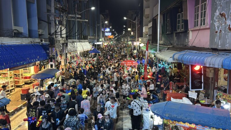 บรรยากาศการท่องเที่ยวในช่วงเทศกาลสงกรานต์ที่อำเภอหาดใหญ่ จังหวัดสงขลา เริ่มต้นขึ้นอย่างยิ่งใหญ่กับงาน “Hatyai Midnight Songkran 2026”ซึ่งจัดขึ้นระหว่างวันที่ 10–13 เมษายนนี้ ท่ามกลางกระแสตอบรับอย่างล้นหลามจากนักท่องเที่ยวทั้งชาวไทยและชาวต่างชาติ