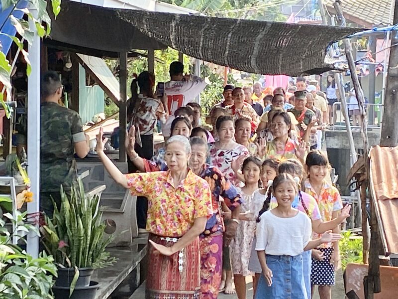 ข่าว ชาวหมู่บ้านเจ๊กลัก แห่ร่วมงานบุญประเพณีปล่อยเรือลอยทุกข์ สืบสานประเพณีโบราณกว่า 300 คน อ.คลองใหญ่ จ.ตราด
