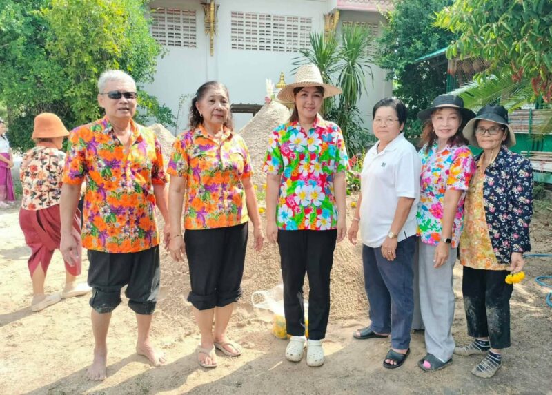 สจ.กิ๊บ ร่วมสรงน้ำพระ–รดน้ำขอพรผู้ใหญ่ สืบสานประเพณีสงกรานต์บ้านบึง อบอุ่นชื่นมื่นทั้งชุมชน