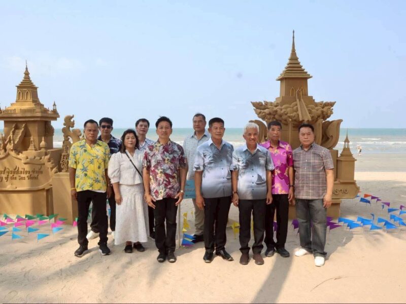 วันไหลบางแสน นักท่องเที่ยวไปชมความงามของกองพระทรายกันเป็นจำนวนมากทางเทศบาลเมืองแสนสุขได้มีพิธีรดน้ำดำหัวผู้สูงอายุ