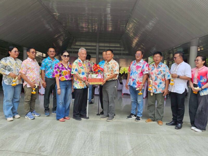 “ครอบครัวรัตนากร” เปิดบ้านบึงสามัคคี ต้อนรับผู้ว่าฯ กำแพงเพชร ร่วมรดน้ำดำหัว “กำนันลิ้ม” สืบสานประเพณีสงกรานต์